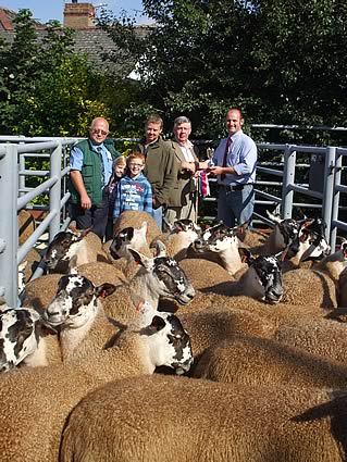 hampion Pen of Scotch Mule Gimmers which topped at £162. R to L David Bryson (Sponsor), Jessica McDowall, Graham McDowall, Phillip Fry, James Fry and The Judge Duncan Morgan, Kings Court, Hereford.